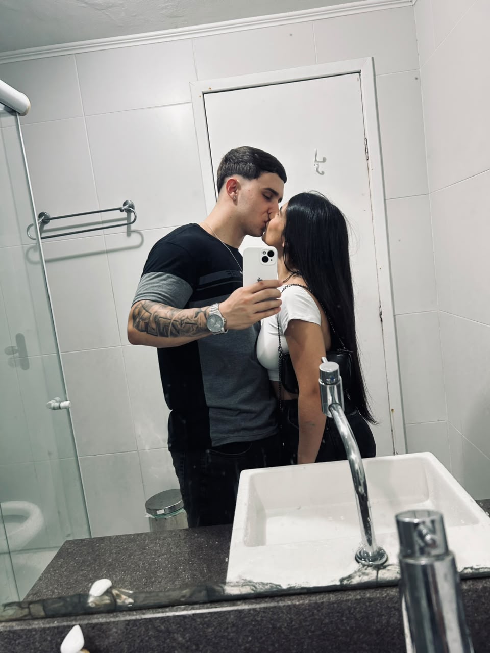 Vitor e Rafaela se beijando em frente ao espelho